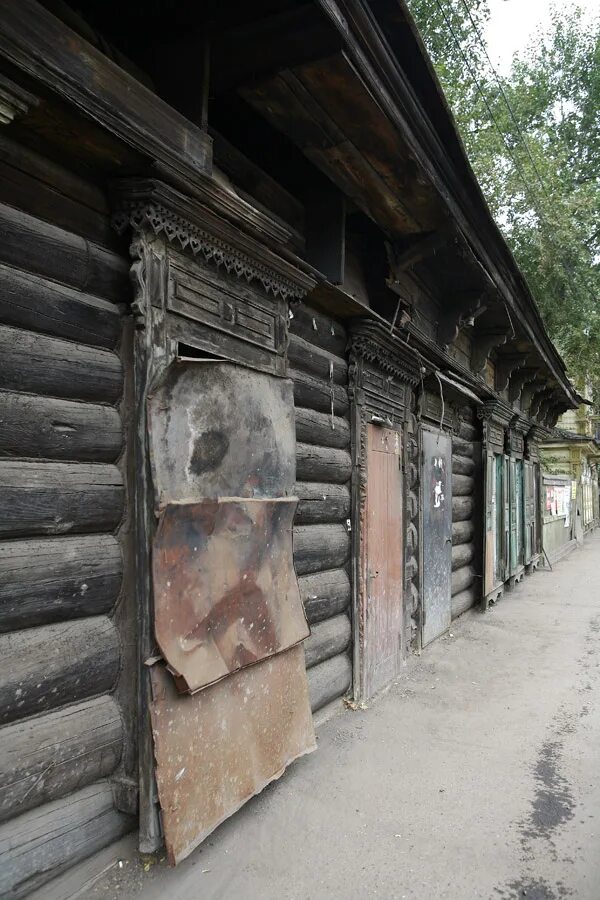 Дом врос в землю. Старая избушка. Дом врос в землю. Старые вросшие в землю здания снова. Дома вросшие в землю.