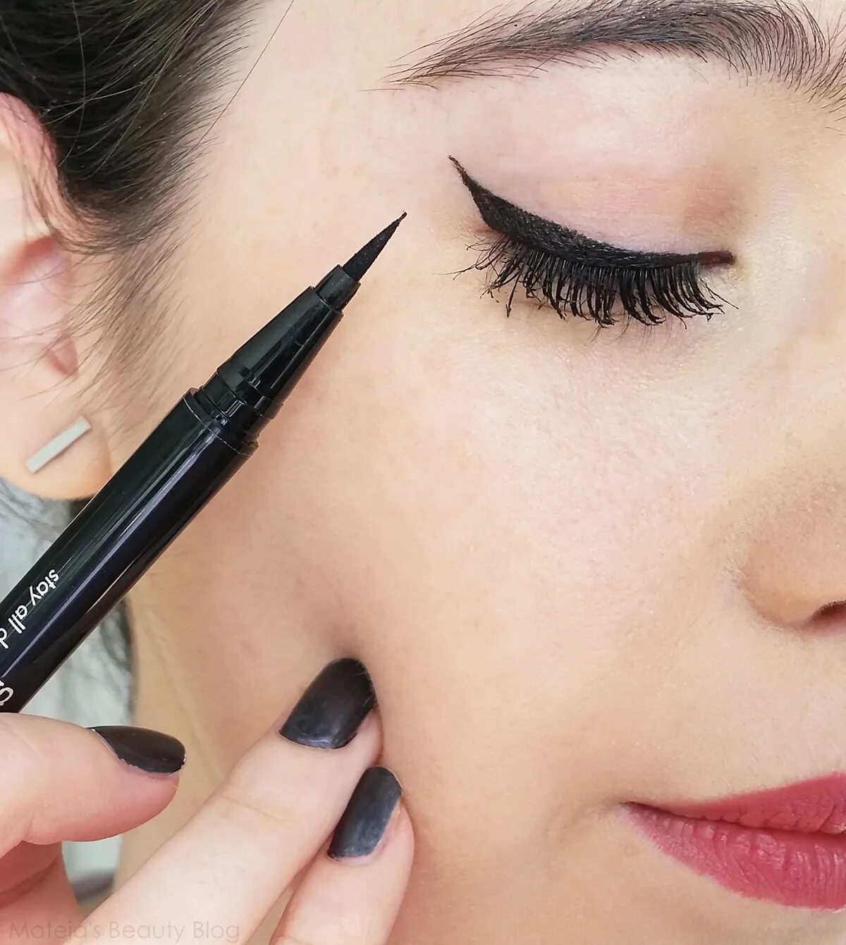 Eyeliner для глаз. Stila подводка. Подводка для глаз Liquid Eyeliner. Stila all Day Liquid Eyeliner. Стрелки жидкой подводкой.