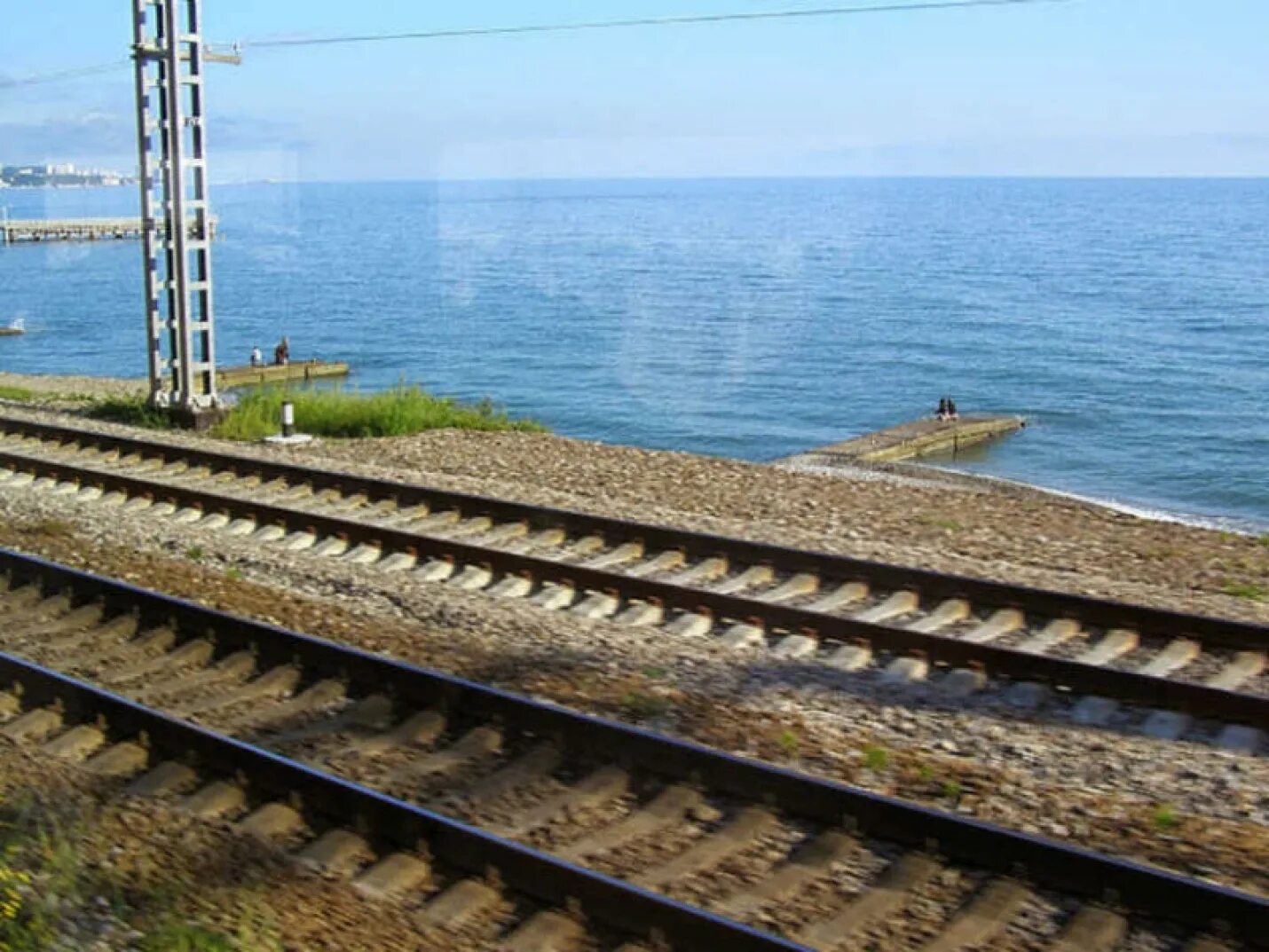 Железная дорога в сочи. Туапсе-Сочи железная дорога вдоль моря. Лазаревское Сочи железная дорога от моря. Железная дорога Адлер Сочи. Железная дорога черное море Сочи.