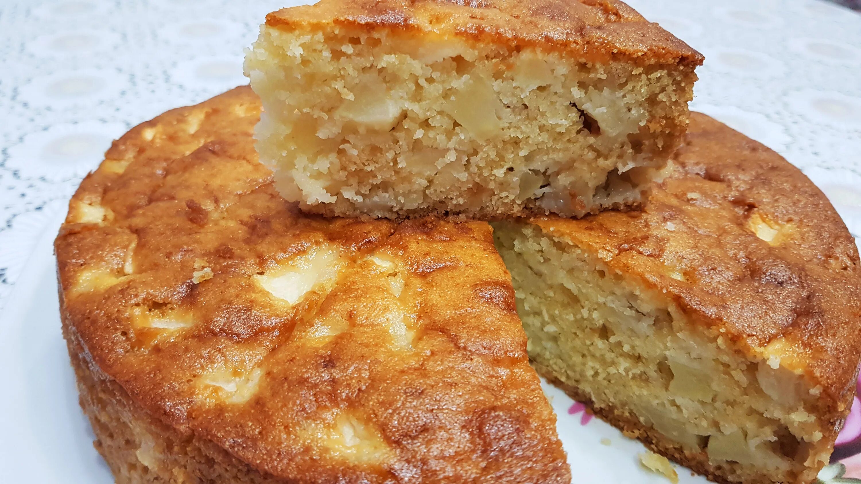 Рецепт пирога с манкой и яблоками. Манник пирог шарлотка. яблочный пирог манник. пирог манник на кефире. манник на кефире с яблоками в духовке.