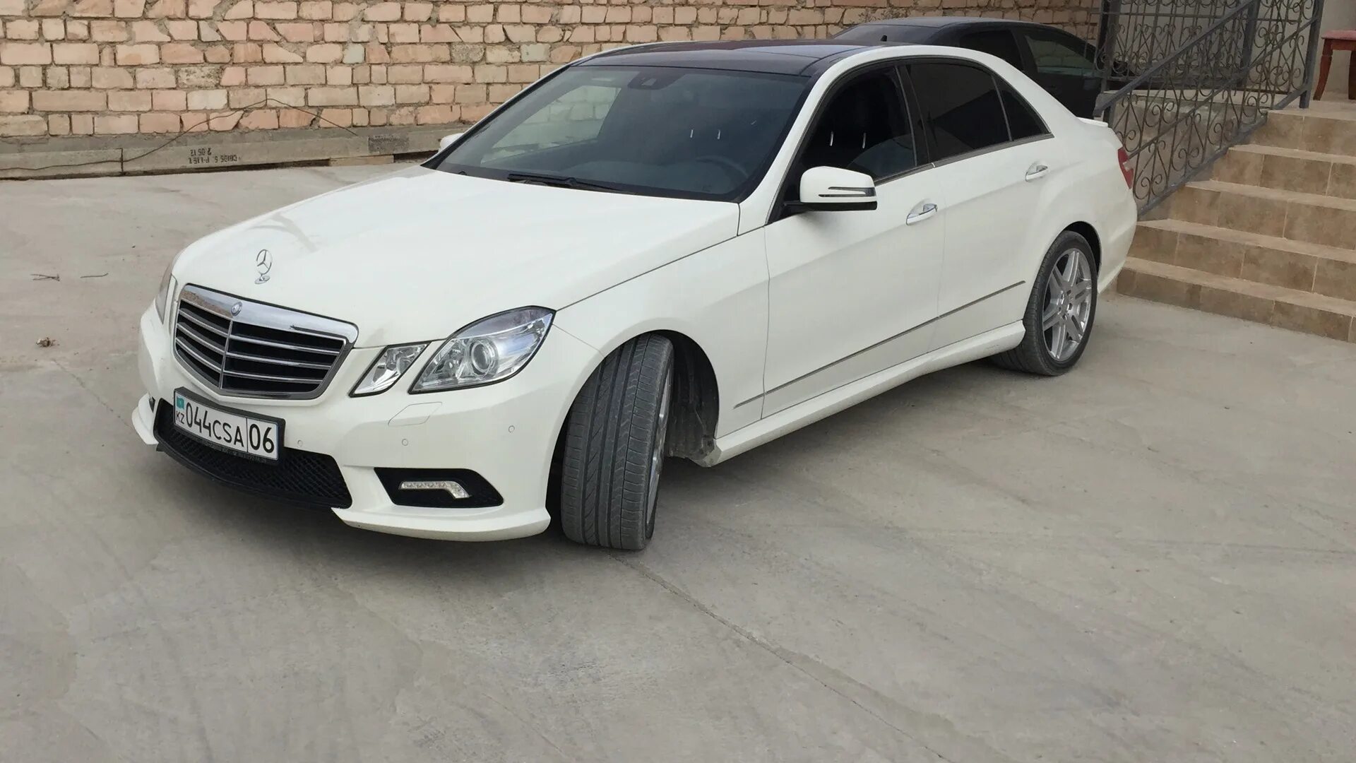 Мерседес w212 москва. Mercedes Benz e212. Мерседес е200 АМГ белый. Мерседес e300 w212. Mercedes w212 AMG белый.