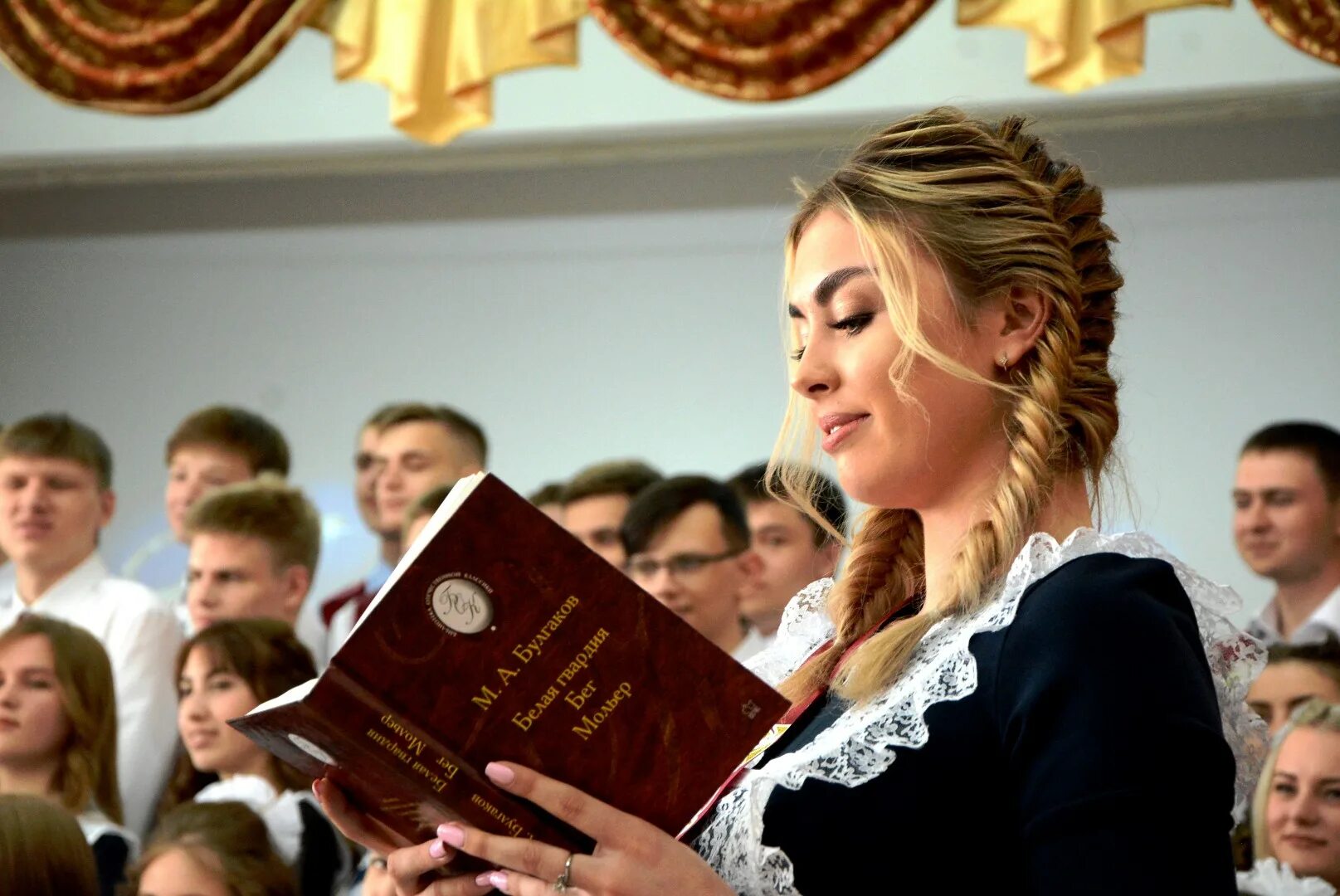 Выпускники кембриджа фото. Празднуете окончание. Вручение премии "австралиец года". Оформление шествия выпускников в школе. Мгту баумана выпускни.