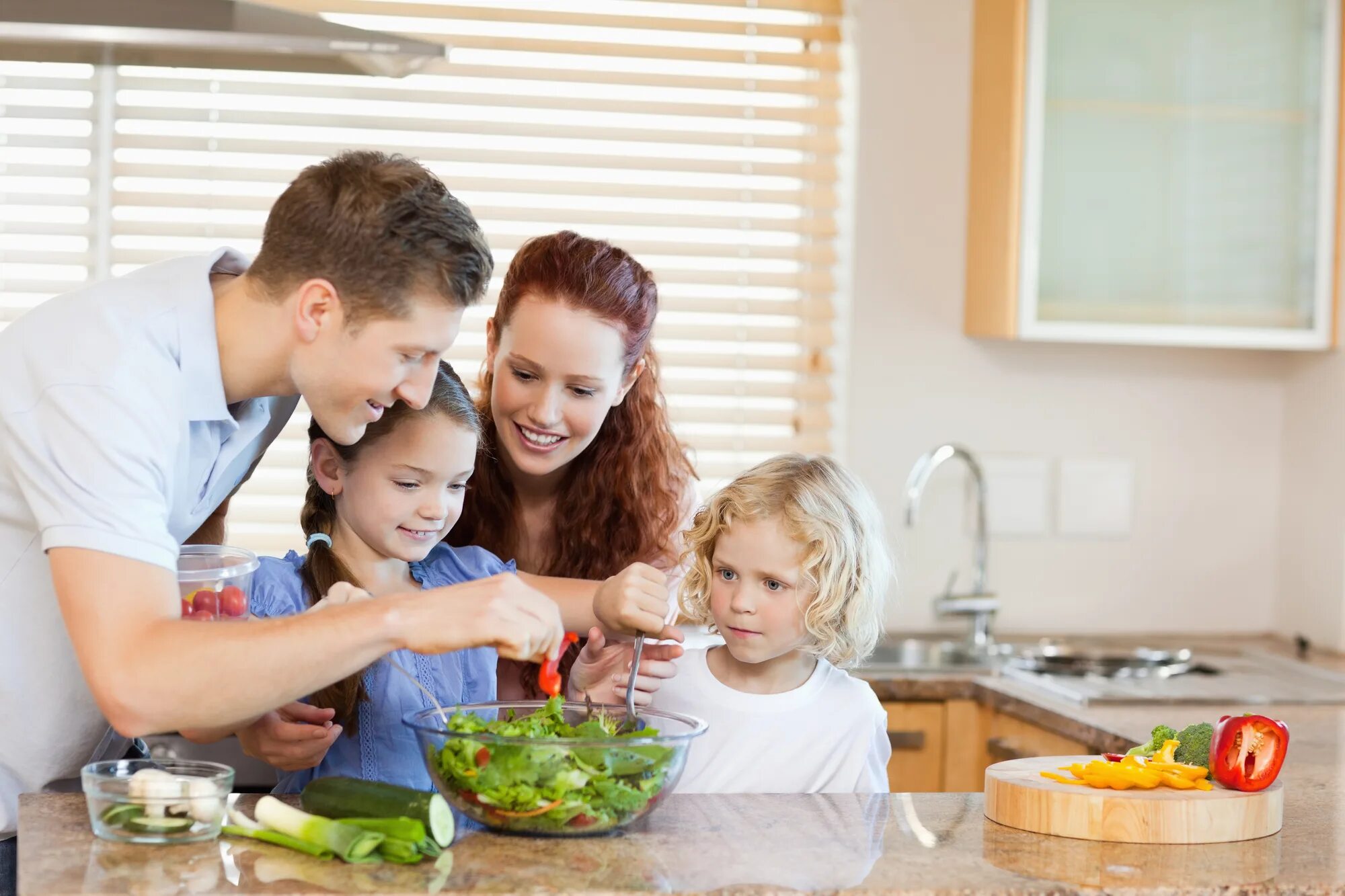 Родители после обеда. Семья кухня обед. Семья на кухне. Семейный завтрак. Кухня для детей.