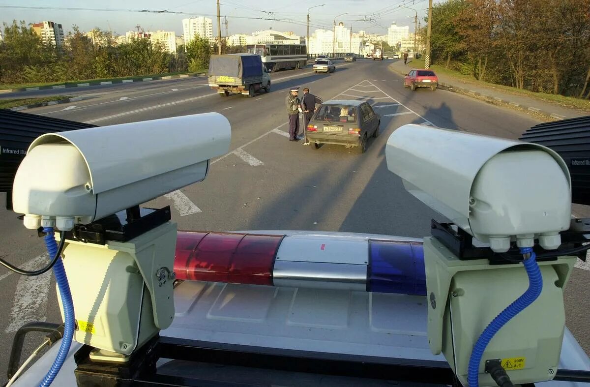 Камеры установленные на дороге. Комплекс фотофиксации Автоураган. Радар Автоураган переносной. Дорожные камеры. Дорожные камеры видеонаблюдения.