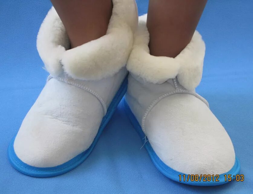 детские валенки тапочки. чуня на ногу. чуня на ногу. угги меховые. угги из овечьего меха домашние.