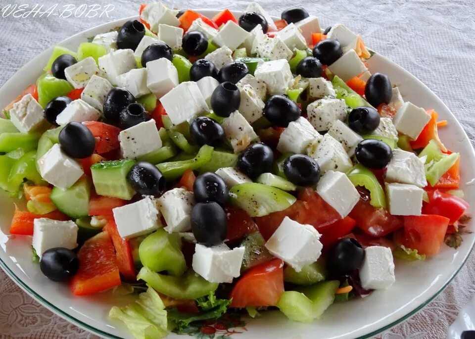 Греческий праздничный стол. Греческий салат на праздничный стол. Салат греческий на столе. Салаты на день рождения греческий. Красивый греческий салат на праздничный стол.