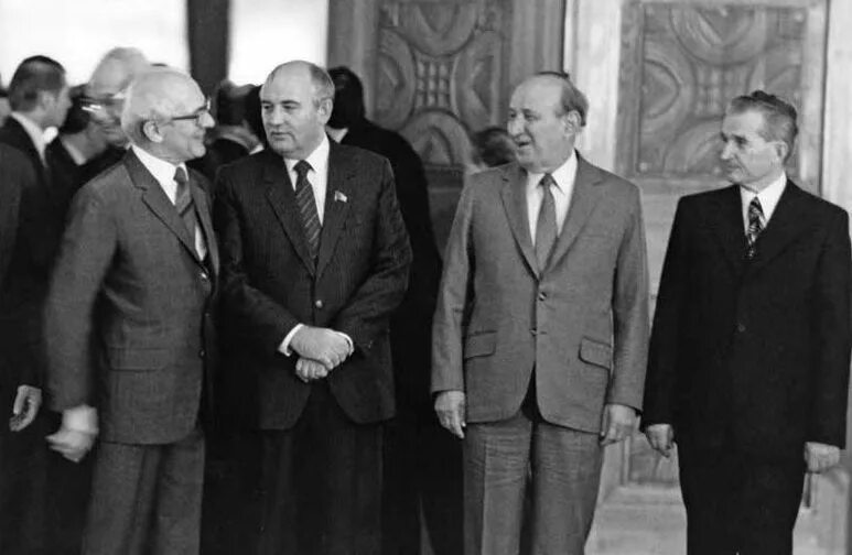 Объединение Германии Горбачев. Горбачев объединение Германии 1190. НАТО 1990 горбачёв. Горбачев и НАТО.