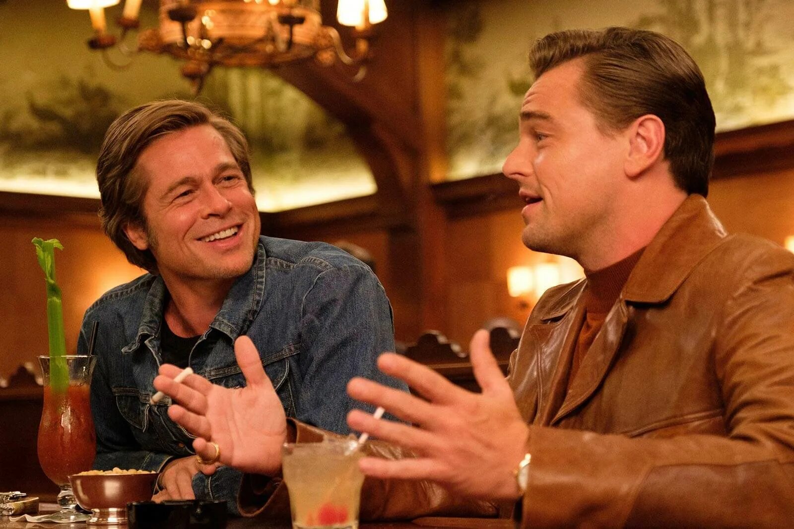 Ди каприо и брэд питт однажды в голливуде. Однажды в голливуде марго робби кадры. Тарантино питт ди каприо. Ди каприо и брэд питт однажды в голливуде. Брэд питт 2019 однажды в голливуде.