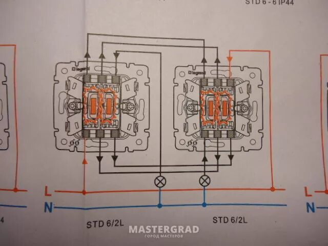 Legrand переключатель двухклавишный схема. Схема подключения двойного проходного выключателя Легран. Двухклавишный проходной выключатель Легран схема подключения. Схема проходного выключателя Легранд двухклавишного. Подключение 2 двухклавишных проходных выключателей