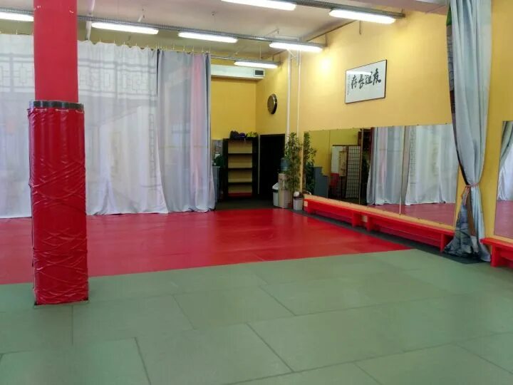 Сдача зала в аренду. Сдается спортивный зал в аренду. сдам в аренду спортивный зал единоборства. сдача зала в аренду для танцев. сдается склад под спортзал.