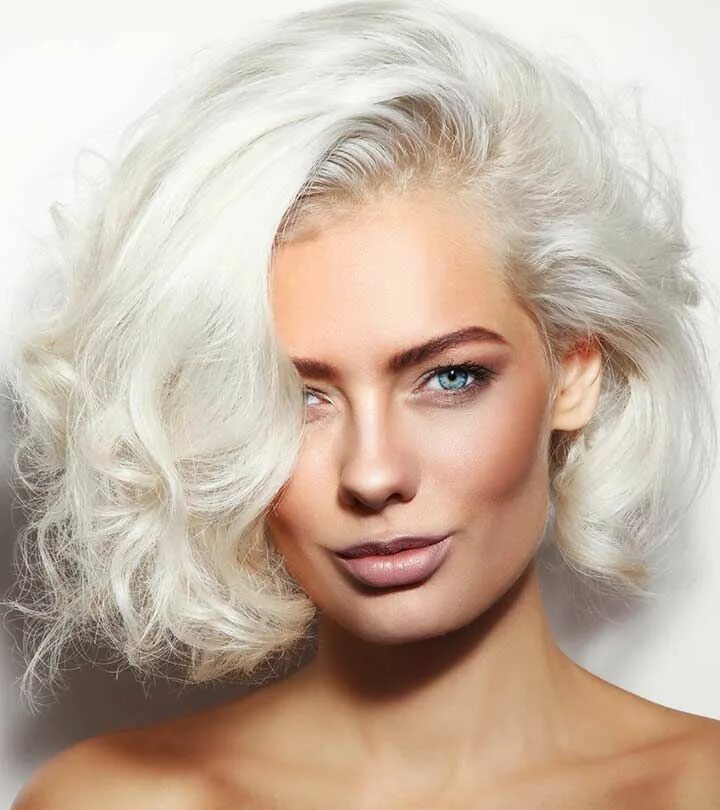 White hair. Goldwell платиновый блонд. Белые волосы. Женщина с белыми волосами. Платиновый цвет волос.