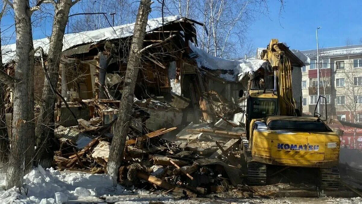 Сургутский жд вокзал снесли. Снос ветхого жилья в сургуте. Отдел сноса ханты. Сургут снос. Вокзал сургут.