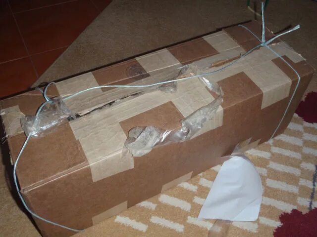 Ручки для больших коробок из скотча. Как сделать ручку из скотча для переноски. Как сделать ручку из скотча для переноски. Ручка из скотча для переноса коробки. Ручки из скотча для коробки.