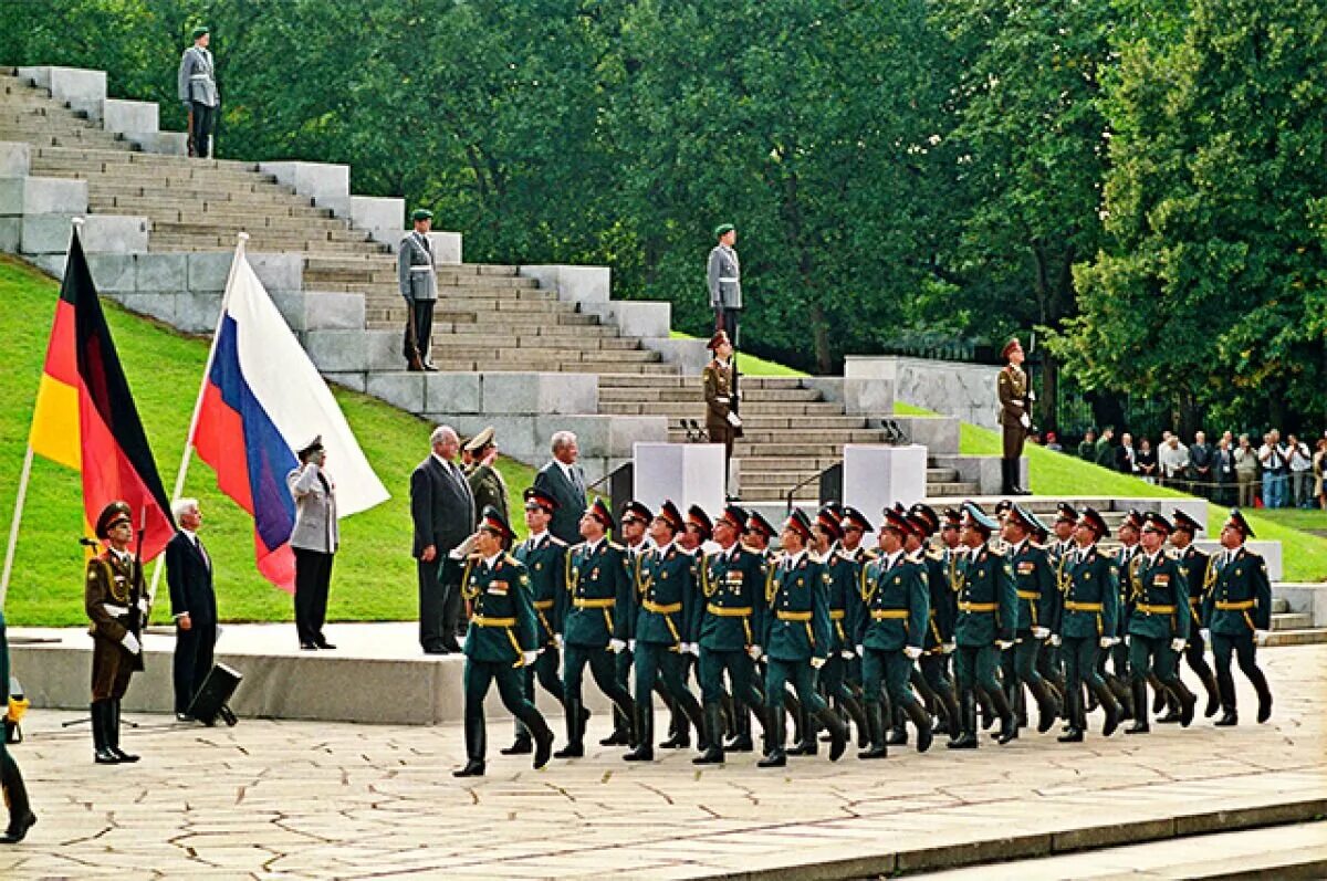 Вывод войск ссср из германии. Последний парад ЗГВ В Берлине 1994. Парад российских войск в Берлине 1994. Вывод войск из Германии 1994. Вывод российских войск из Германии в 1994.