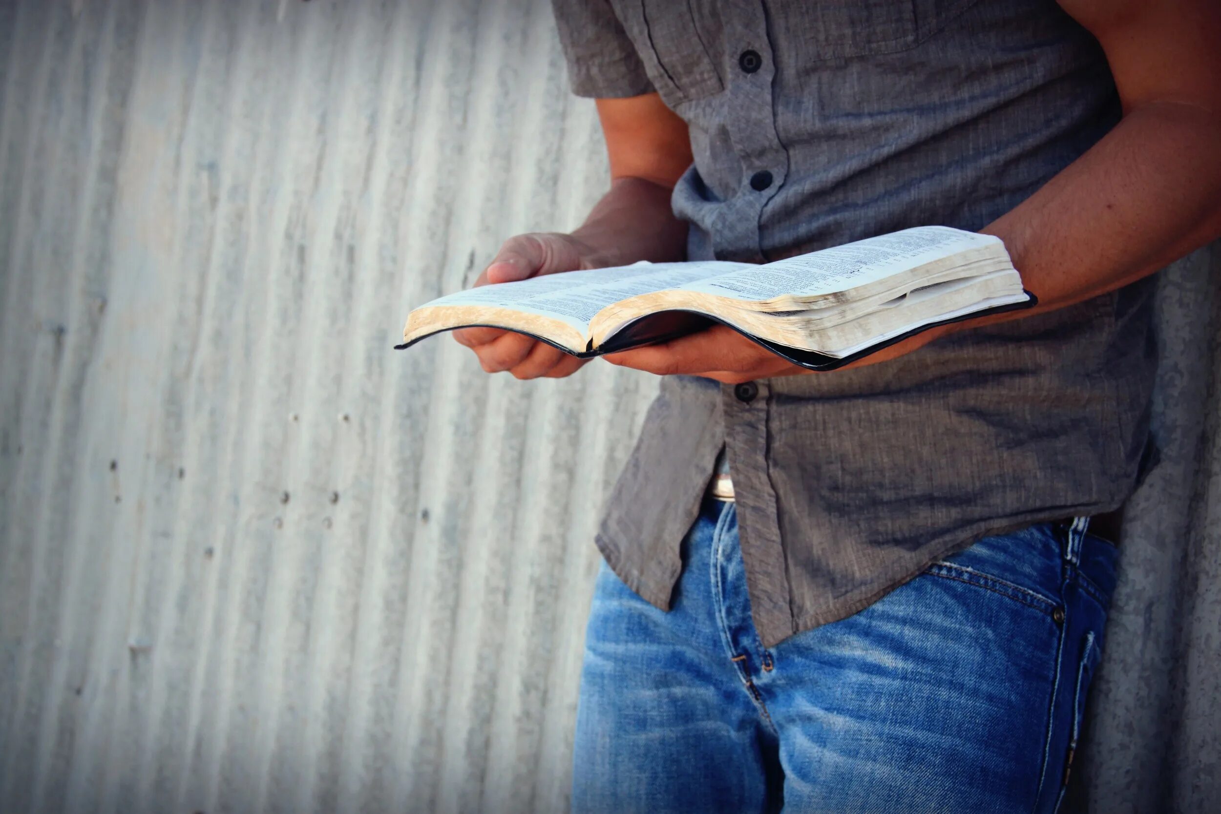 Католическая девушка. Библию читают стоя. Библию читают стоя. Библию читают стоя. Мужчина с библией.
