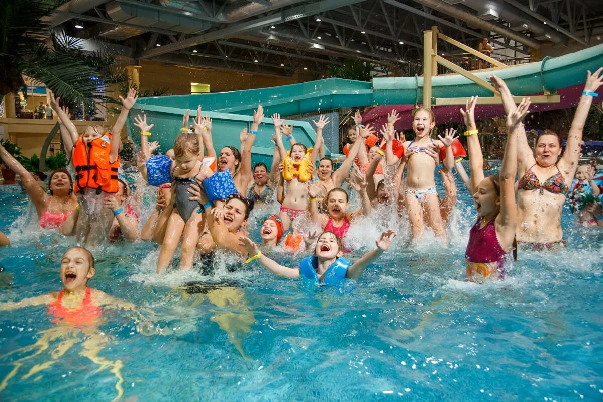 Новый год аквапарке. Дедушка в аквапарке. Аквапарк новогодние праздники. Дед мороз в аквапарке. Mountain creek waterpark.