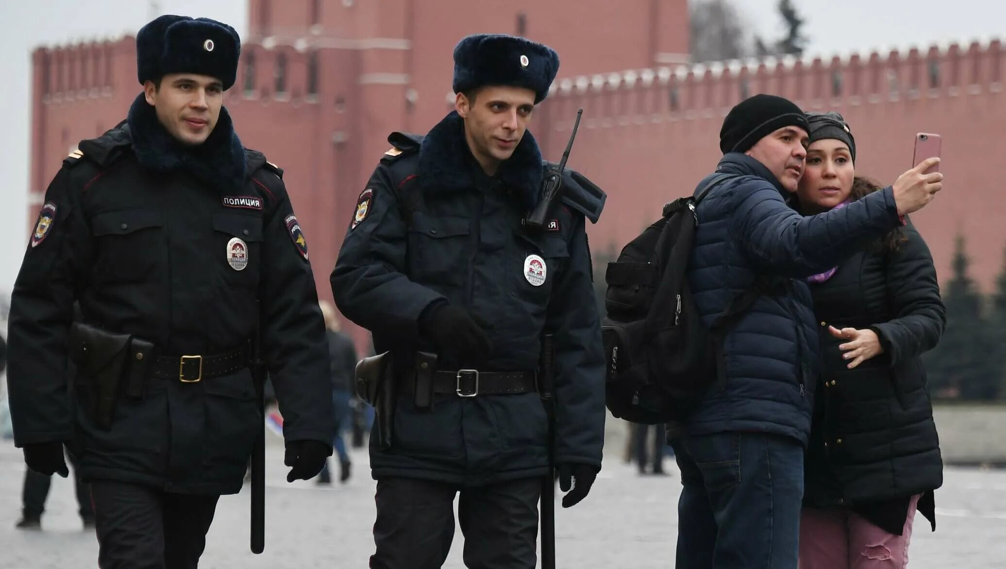 Полицейские на красной площади. Туристическая полиция России. Туристическая полиция Москва. Туристическая полиция форма.