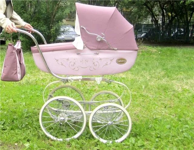 Катать коляску. Коляска надо. Ребенок в коляске на улице. Детские коляски знаменитостей. Детская коляска в доме.