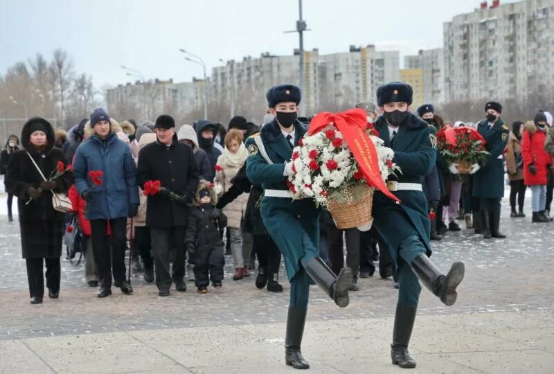 Вечный огонь возложение цветов зима. Возложение цветов в санкт петербурге. Возложение цветов в день защитника отечества. Возложение цветов к монументу защитникам санкт-петербурга 18. 01.