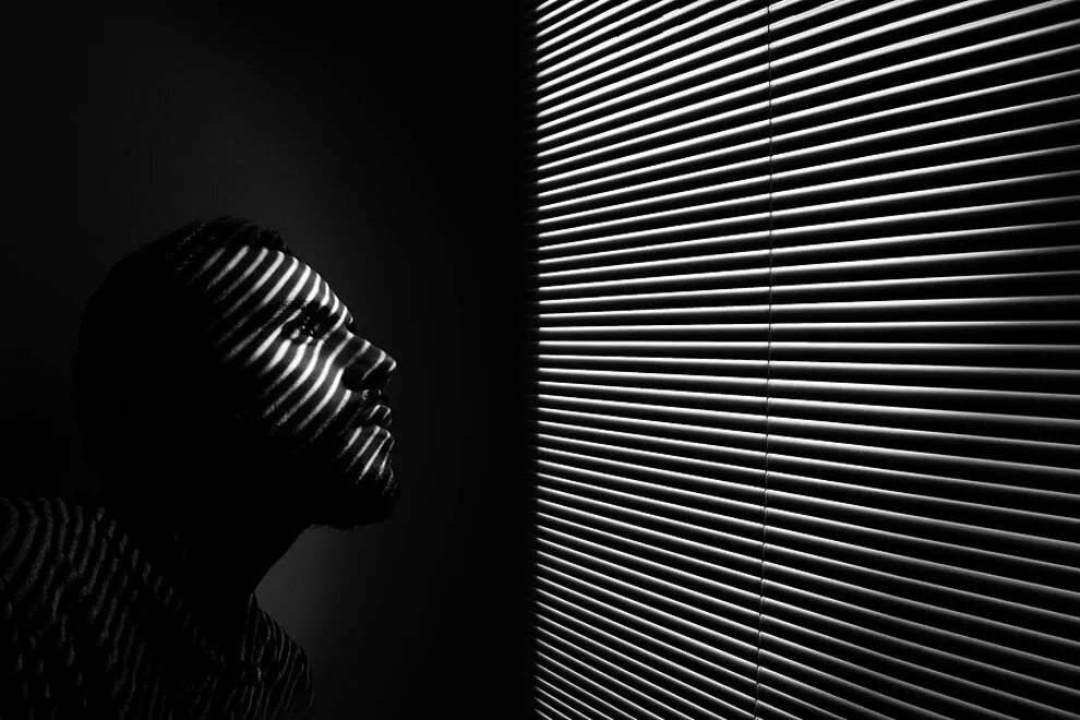 Необычные черно белые. Фотосессия на контрасте. Тень фото. В тени человека. Фотосессия с тенями.