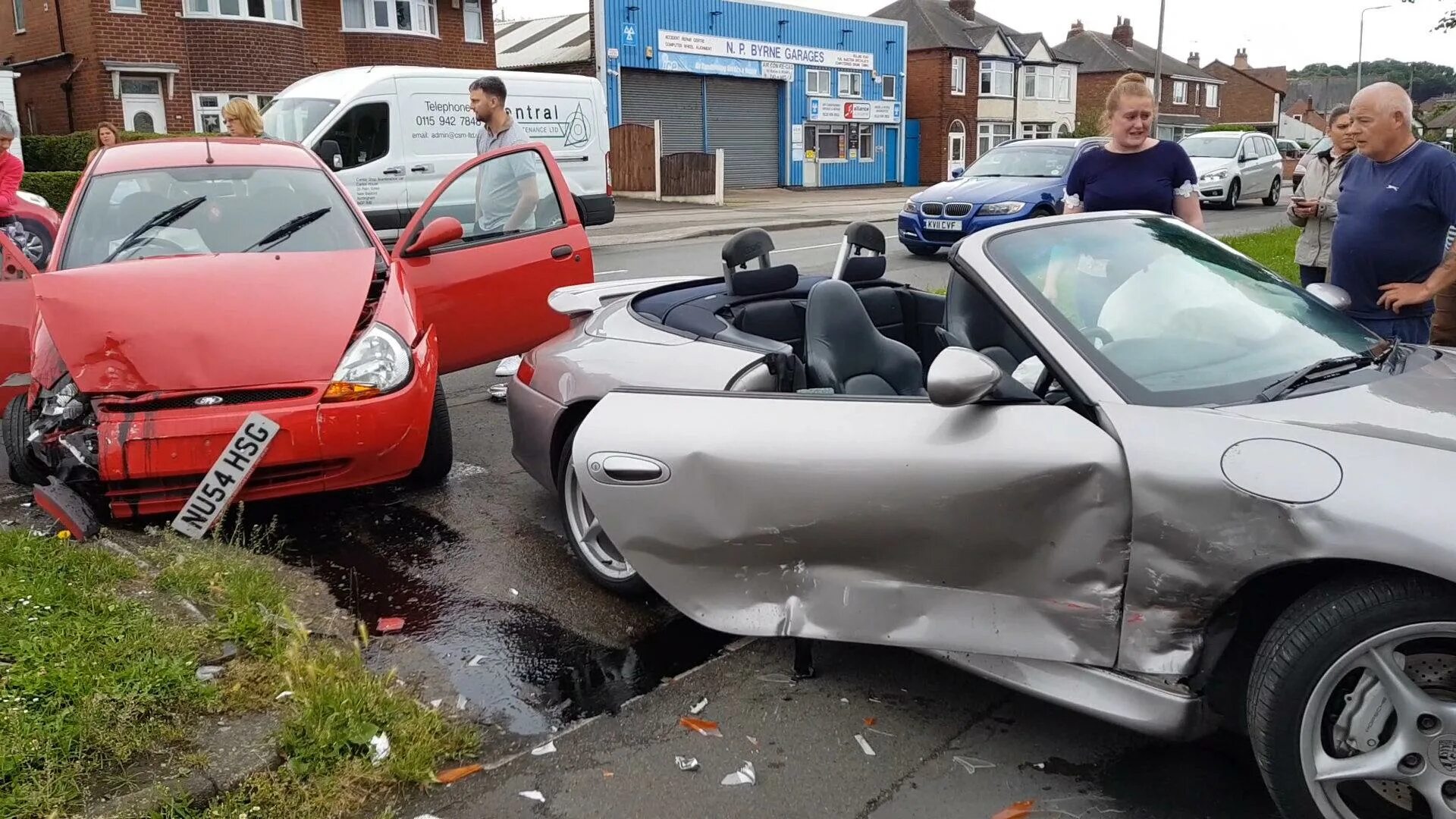 Машины как они врезаются. Машины как они врезаются. Машины как они врезаются. Машина врезалась в другую. Дом в которым врезалась машина.