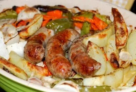 Колбаски с овощами в духовке