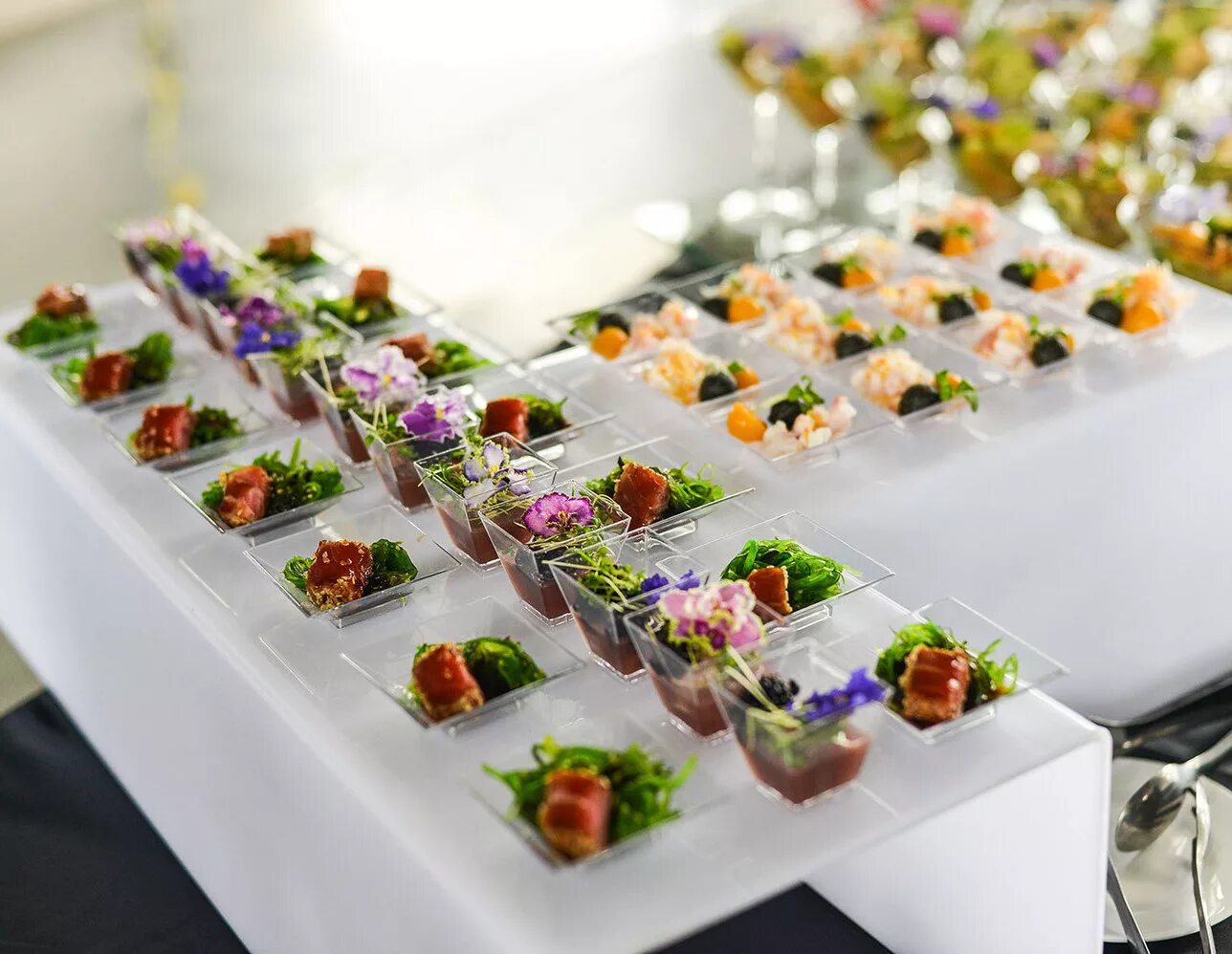 Угощение на фуршет. Фуршет на день рождения. Стол на день рождения в пиццерии. На рождение в офис еда офис. На рождение в офис еда офис.