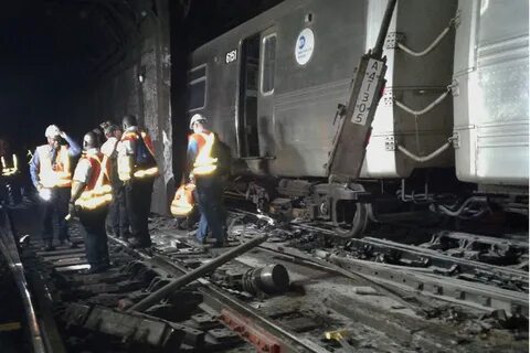 Поезд сошел с рельсов метро