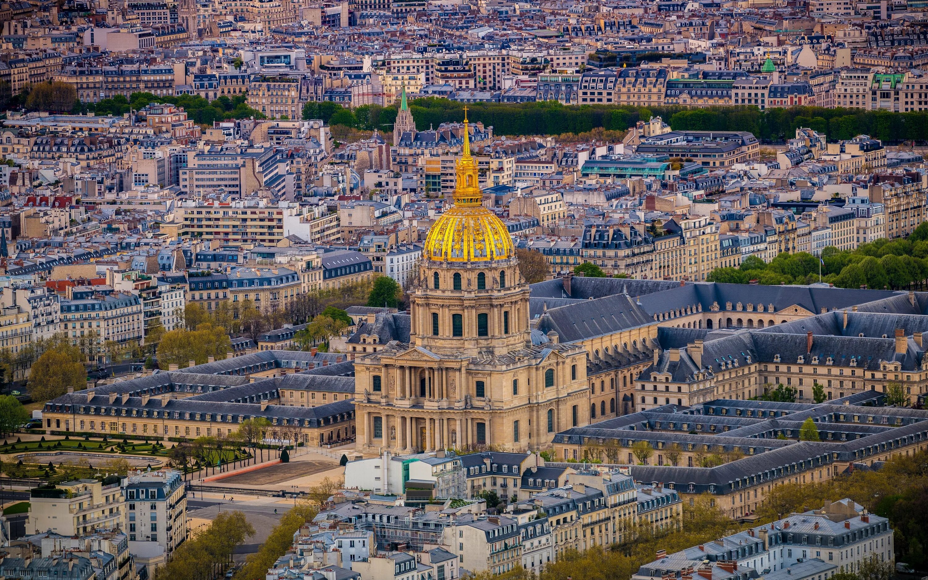 French cities. Город Париж Франция. Монмартр в Париже. Церковь Святой Женевьевы в Париже. Горы в Париже.