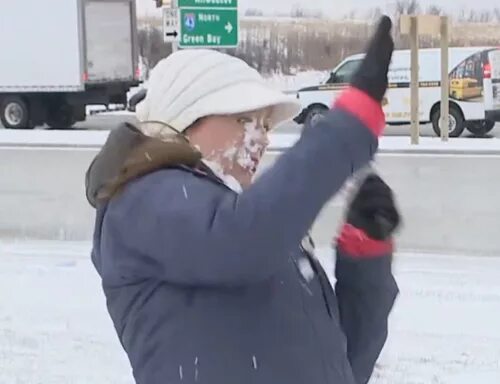 Снежком в глаз. Снежком в лицо. Снежок прилетел в лицо.