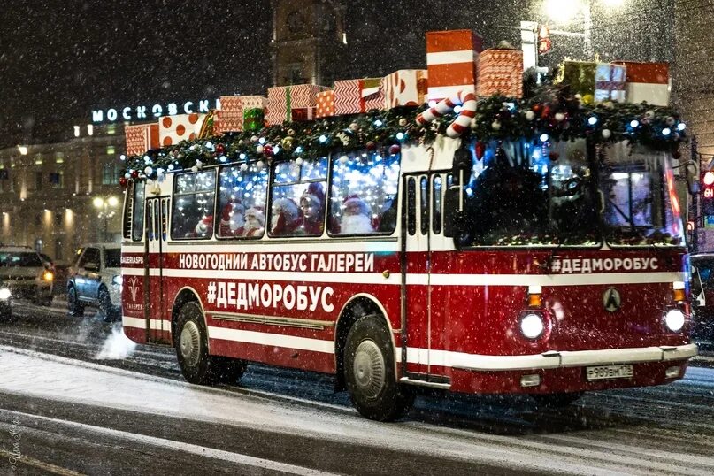 Дедморобус санкт-петербург. Новогодний транспорт. Рождественский автобус. Дедморобус. Дедморобус евпатория.