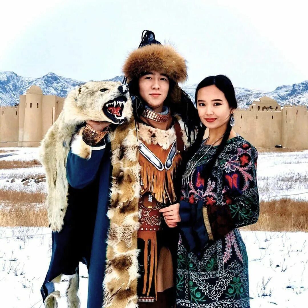 Свадебный наряд башкирского народа. Башкирский национальный костюм кулдэк. Тильке костюмы народов кавказа грузинка карачаровка. Фатима янбаева башкирская свадьба. Национальный костюм башкира 16 века.