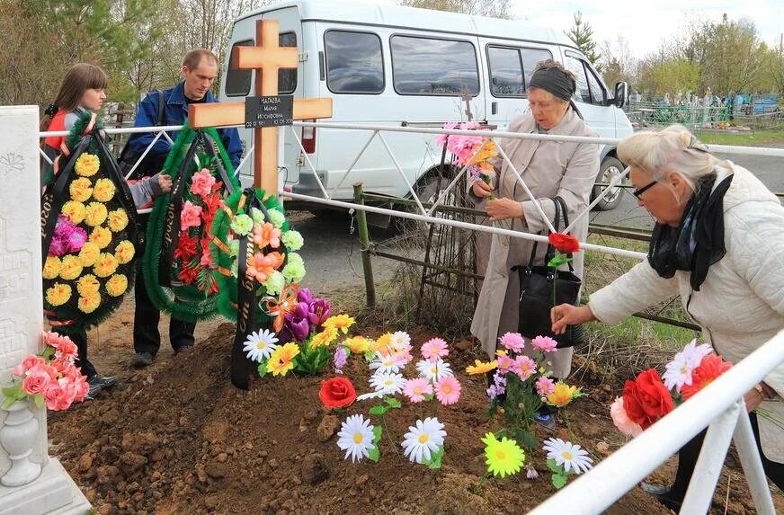 Могилы простых людей. Социальные похороны могилы. Свежая могила.