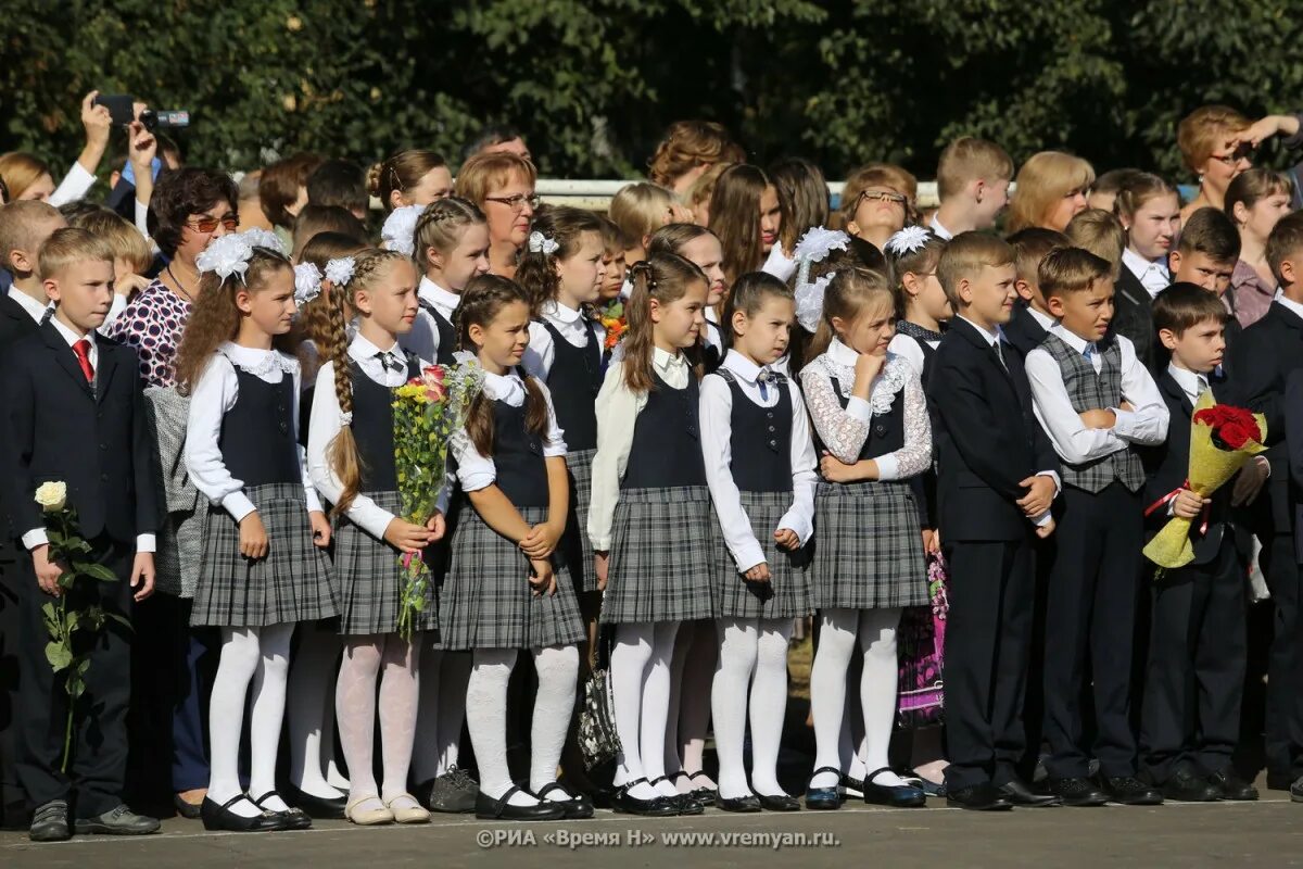 Сколько школ в нижнем новгороде. Школьная линейка. Линейка 1 сентября. Линейка в школе. Линейка 1 сентября 11 класс.