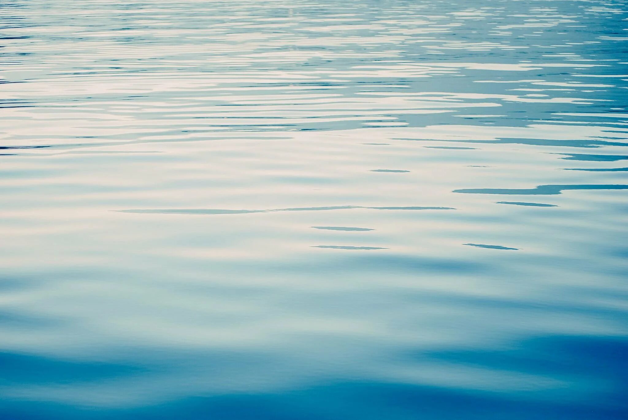 Водная гладь. Вода фон. Поверхность воды. Водная гладь реки. Вода из озера в бассейн