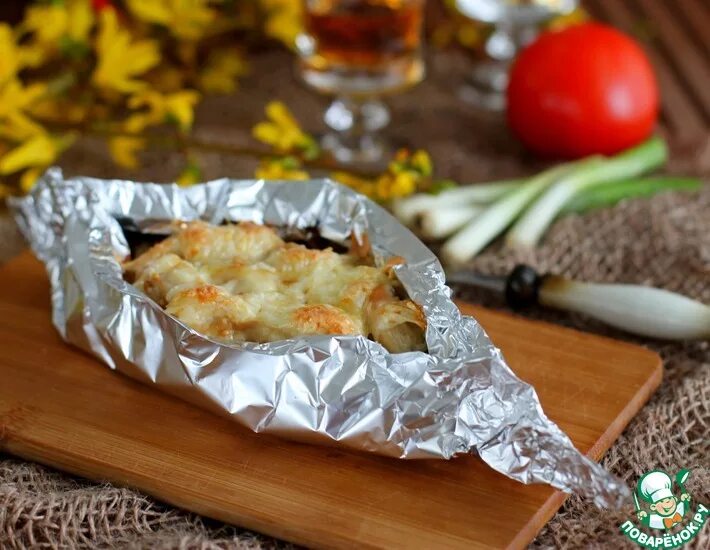 Куриные в фольге в духовке рецепт. Запечь индейку в духовке в фольге. филе индейка запеченная в фольге. филе индейки с овощами в фольге. грудка индейки в духовке в фольге.