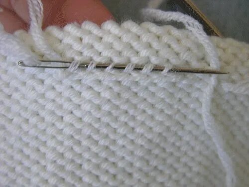 Спрятать нитки. Спрятать кончики ниток в вязании. Конец вязания спицами. Спрятать кончик нити спицами. Как прятать нитки в вязании спицами.