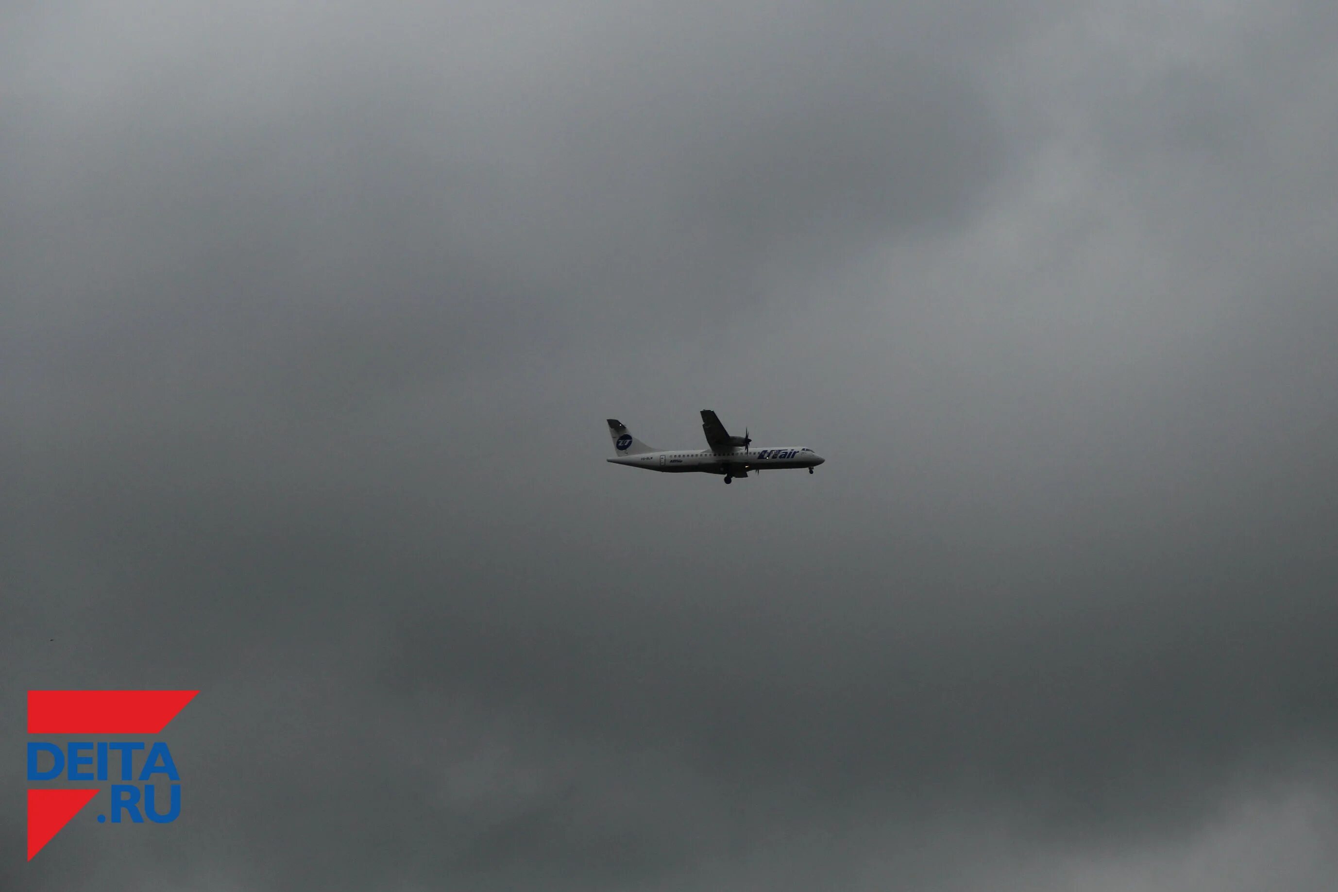 Звук авиа тревоги. Страх полета на самолете. Тревога самолетов. Самолет ночью в аэропорту. Самолет вылетает.