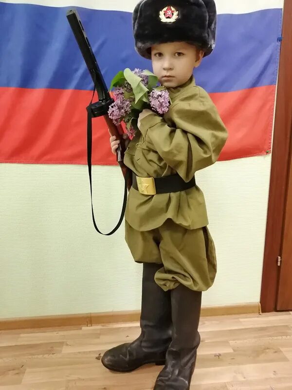 Русский солдат с флагом. Солдат с флагом России. Солдат с российским флагом. Солдат на фоне российского флага.