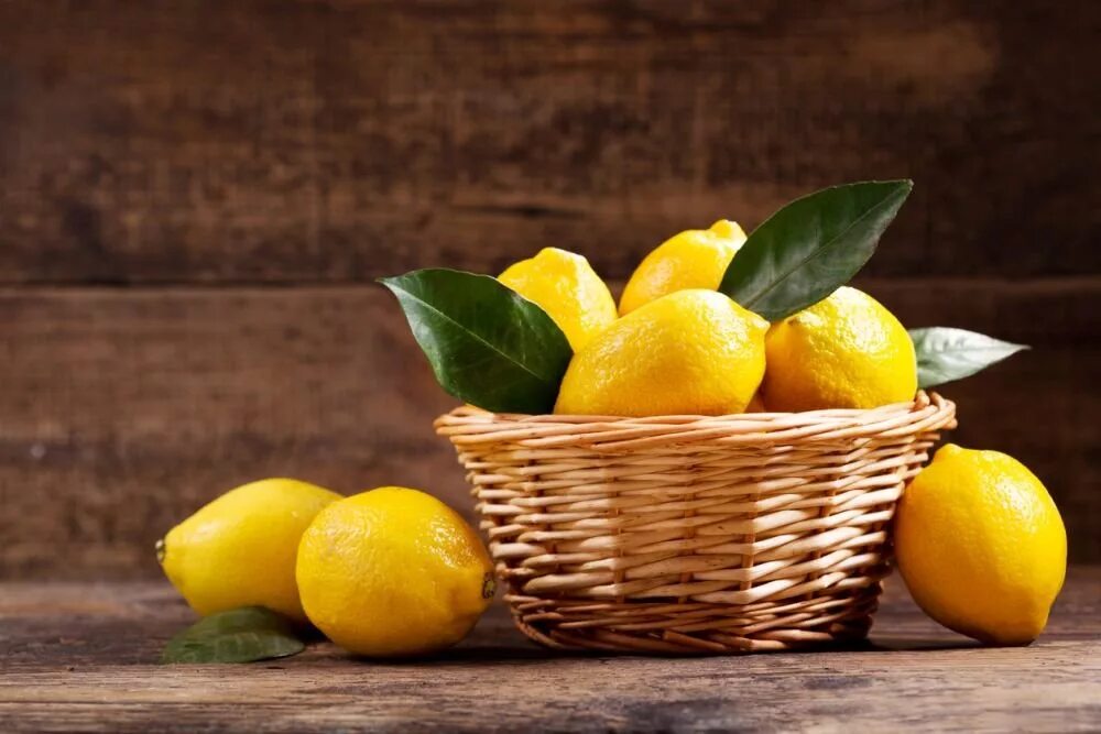 Лимон. Турецкий лимон. Спелый лимон. Корзинка с лимонами.