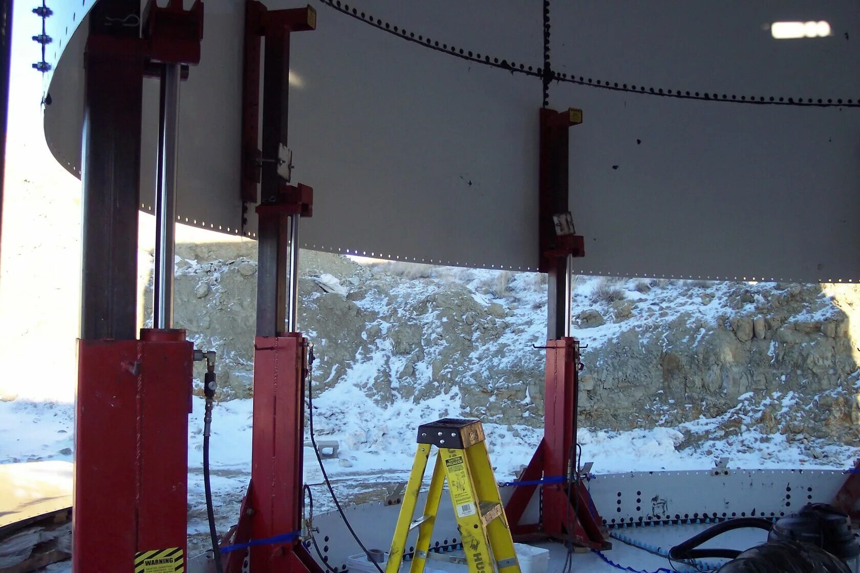 Ловитель для грузового подъемника. Лебедка zlp 630. Грузопассажирский мачтовый подъемник sc200/200. Подъемники испытания. Испытание фасадных подъемников.