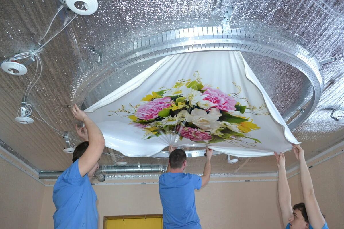 Установщик натяжных потолков. Монтаж на тяжнова потолка. Монтаж натяжного потолка. Монтажник натяжных потолков. Монтаж натяжного потолка.