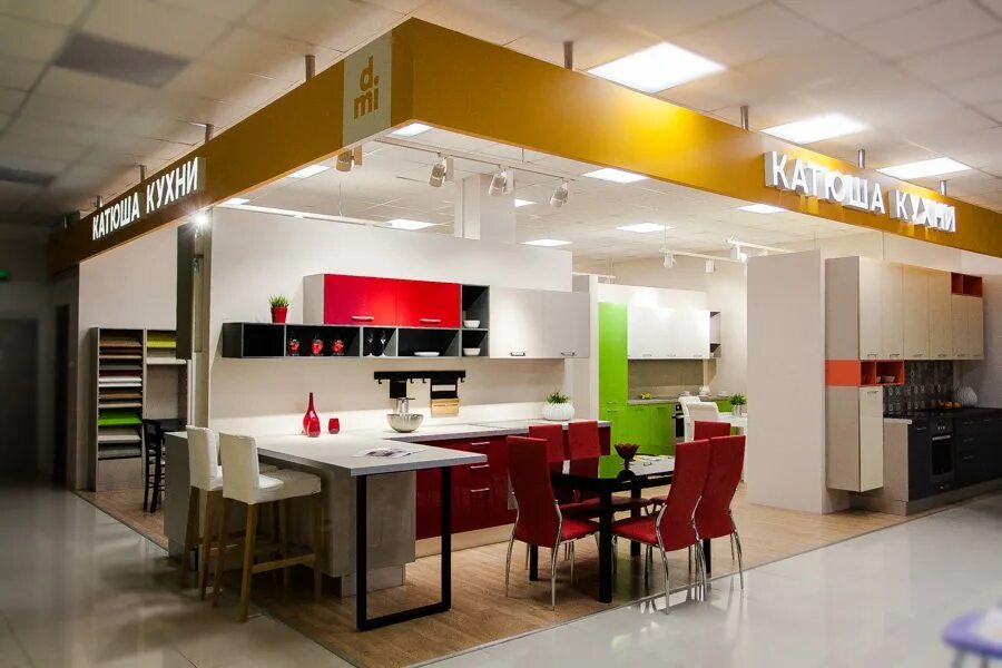 интерьер кухонного салона. шоу рум корпусной мебели. гипермаркет кухонь. кухни вардек краснодар. мебельный салон кухни.