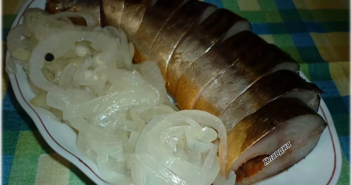 Скумбрия в луковых. Скумбрия копченая в луковой шелухе. рыба скумбрия в луковой шелухе. скумбрия холодного копчения в луковой шелухе. скумбрия копченая с картошкой.