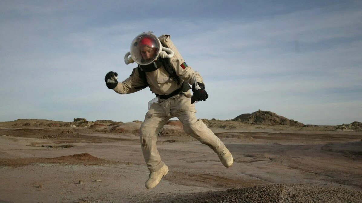 Какое притяжение луны. Космонавт на земле. Космонавт на планете. Космонавт на Марсе. Гравитация на Марсе.