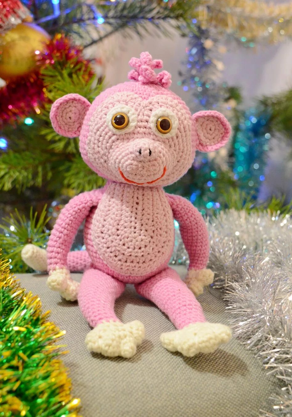 Розовая обезьяна. Розовая обезьянка. Мартышка в розовом. Новогодняя обезьяна. Год обезьяны игрушка.