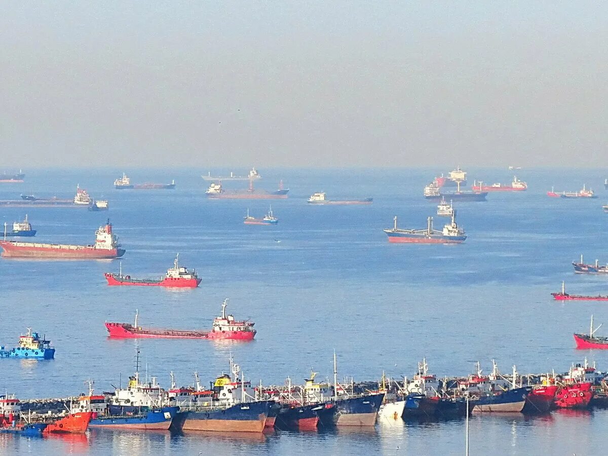 Ship raid. Ship raid. Морской рейд. Балтийск корабли на рейде. Порт тузла.