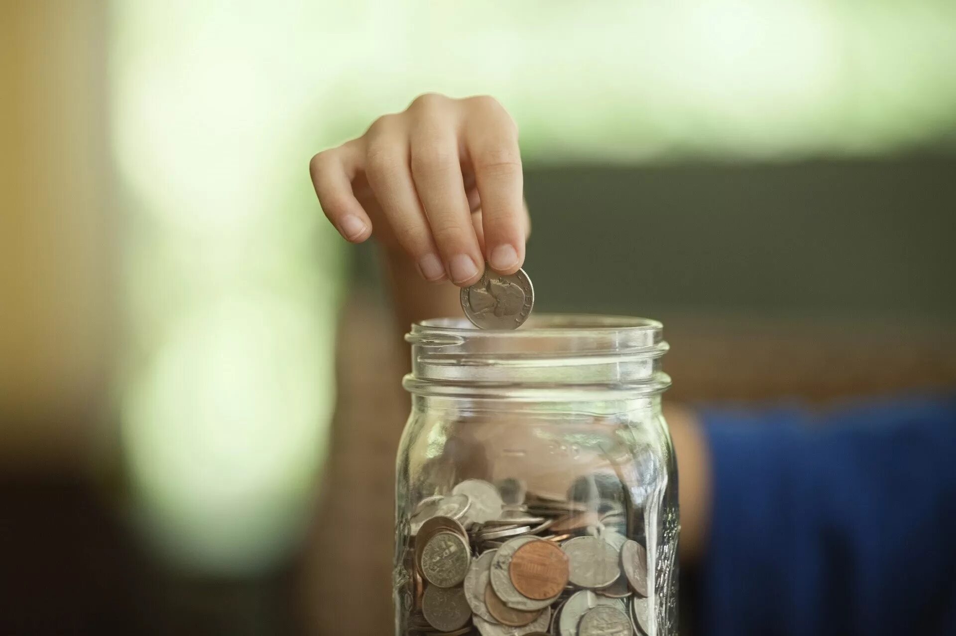 Банка с деньгами. Банка с монетами. Банка с орехами. Стеклянная банка с деньгами. Что можно изменить в банке.