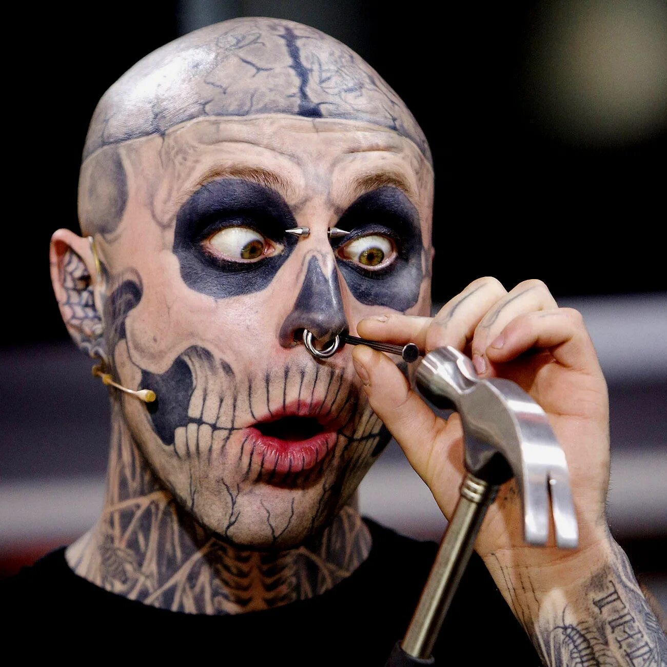 рик дженест отряд самоубийц. человек зомби рик дженест. зомби бой отряд самоубийц. татуированный парень скелет. первый человек зомби.