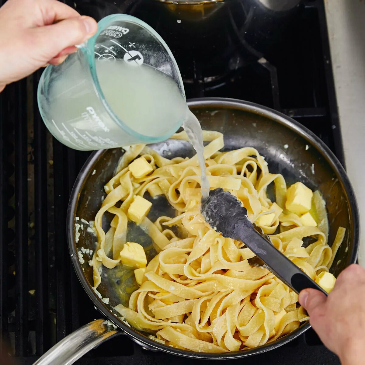 Спагетти на сковороде без варки. Cooking pasta. Консистенция идеальных макаронас. Добавить кубик при варке макарон.